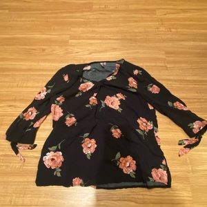 Woman’s floral blouse size small good condition
